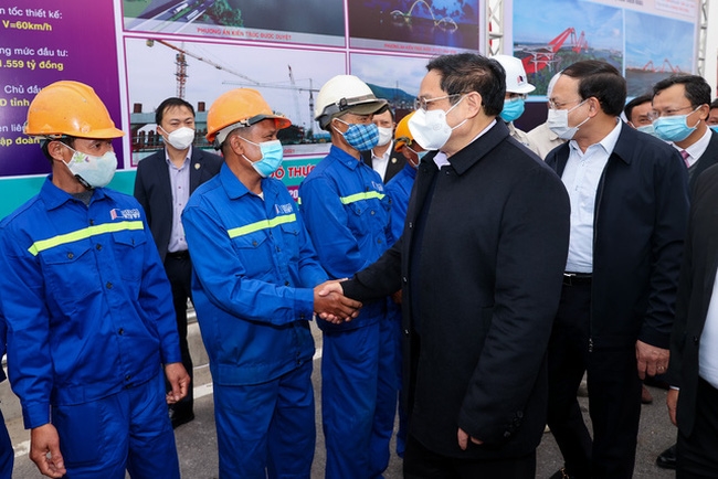 Thủ tướng động viên cán bộ, kỹ sư công nhân thi công cầu Cửa Lục 1. (Ảnh: VGP)