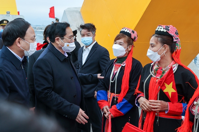 Thủ tướng thăm hỏi, động viên người dân tại lễ khánh thành, thông tuyến các công trình hạ tầng giao thông lớn của Quảng Ninh. (Ảnh: VGP)