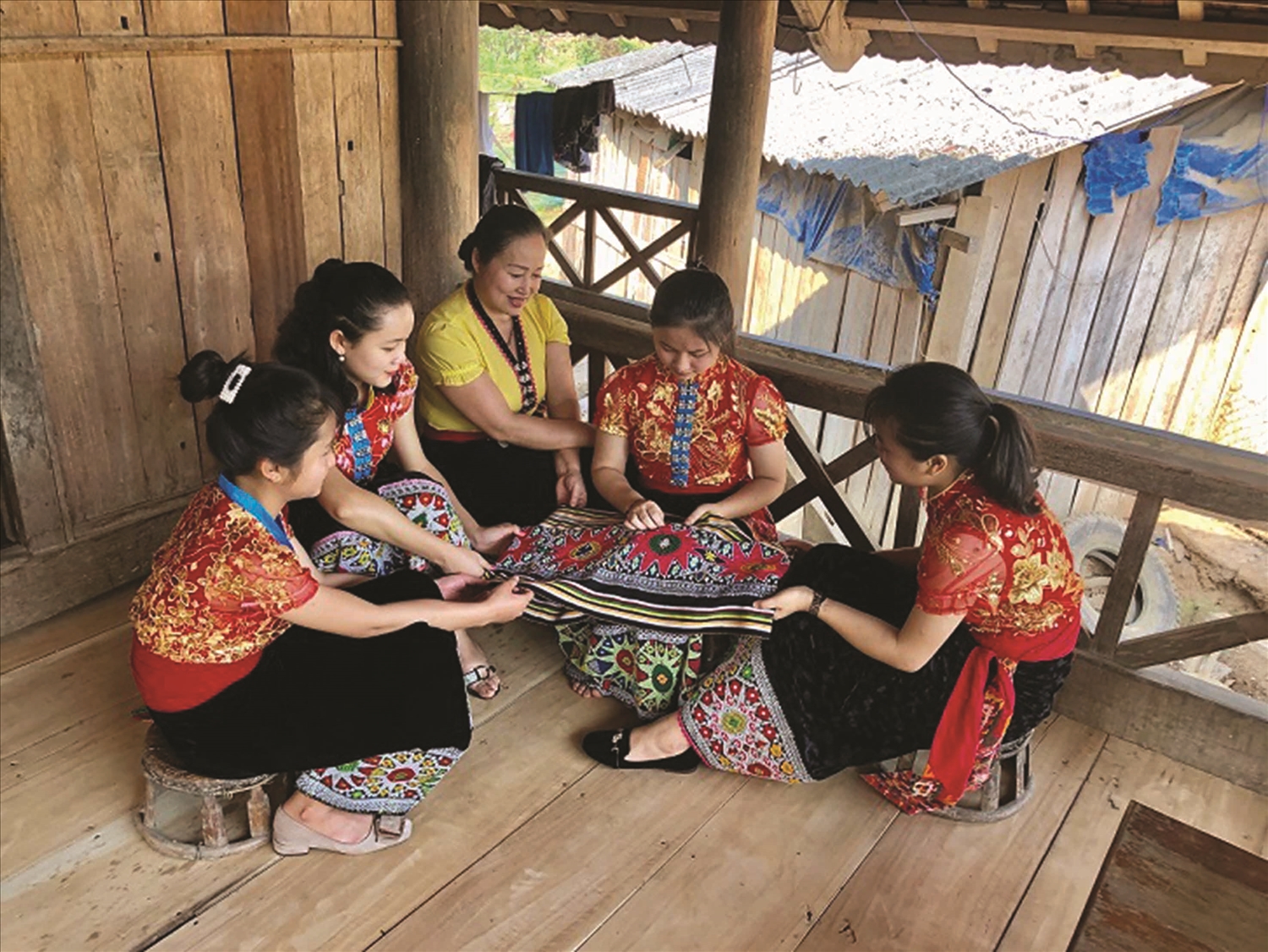 Đối với người Thái ở Tương Dương (Nghệ An) thứ làm nên bản sắc văn hóa chính là thổ cẩm.