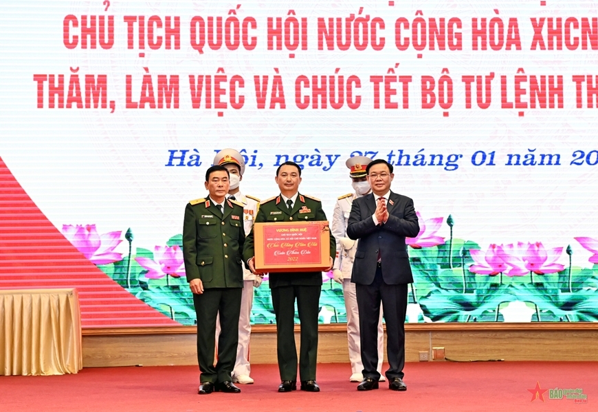  Chủ tịch Quốc hội tặng quà Bộ Tư lệnh Thủ đô Hà Nội