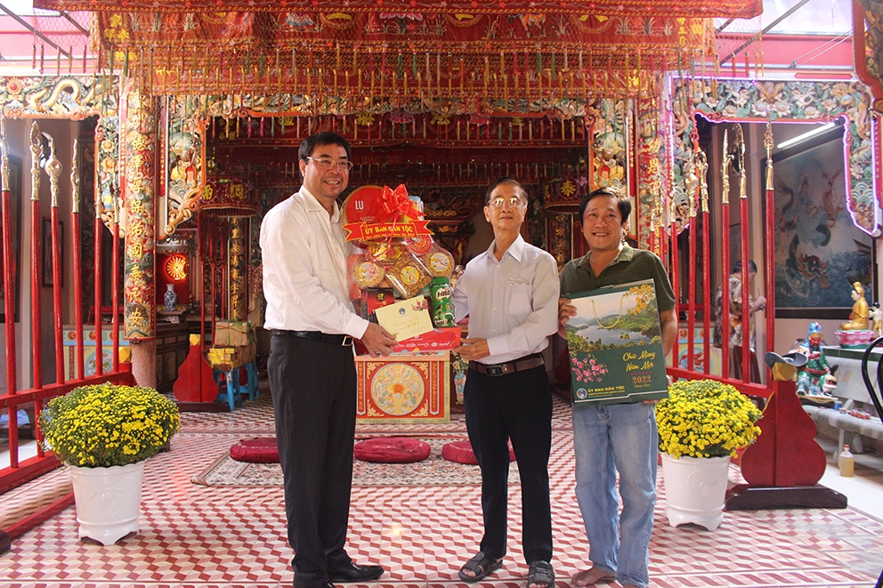 Ông Tào Việt Thắng, Phó Vụ trưởng Vụ Địa phương III thăm tặng quà cho Hội Tương tế người Hoa Rạch Sỏi (TP. Rạch Giá)