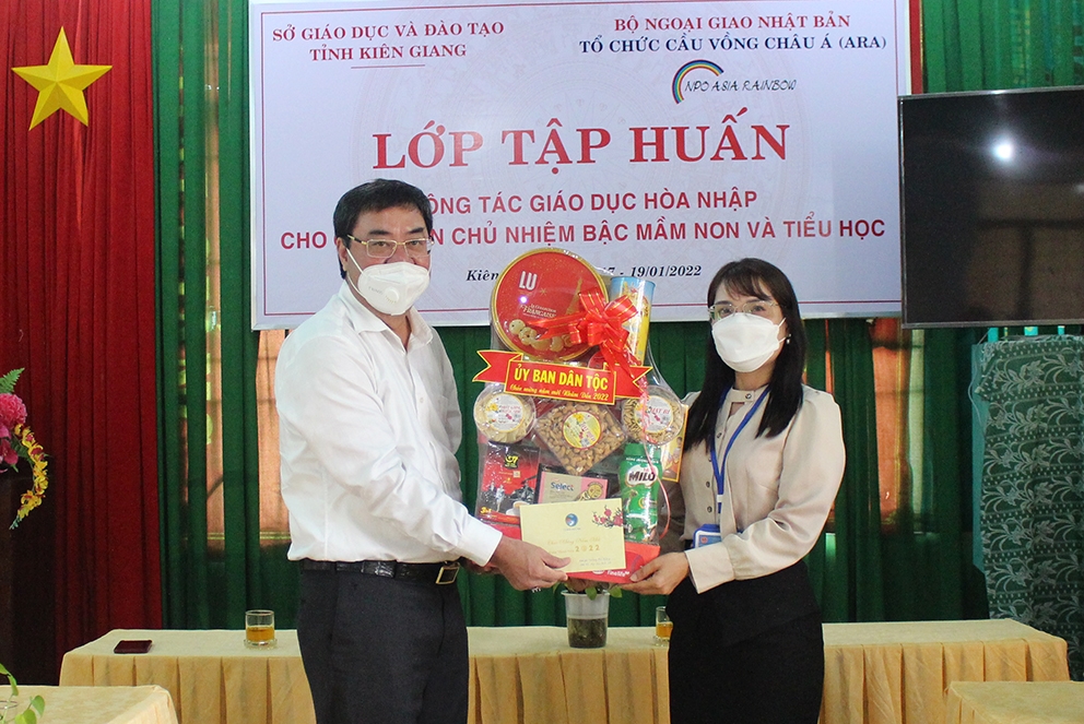 Ông Tào Việt Thắng, Phó Vụ trưởng Vụ Địa phương III thăm, tặng quà cho Trường Dân tộc Nội trú tỉnh Kiên Giang
