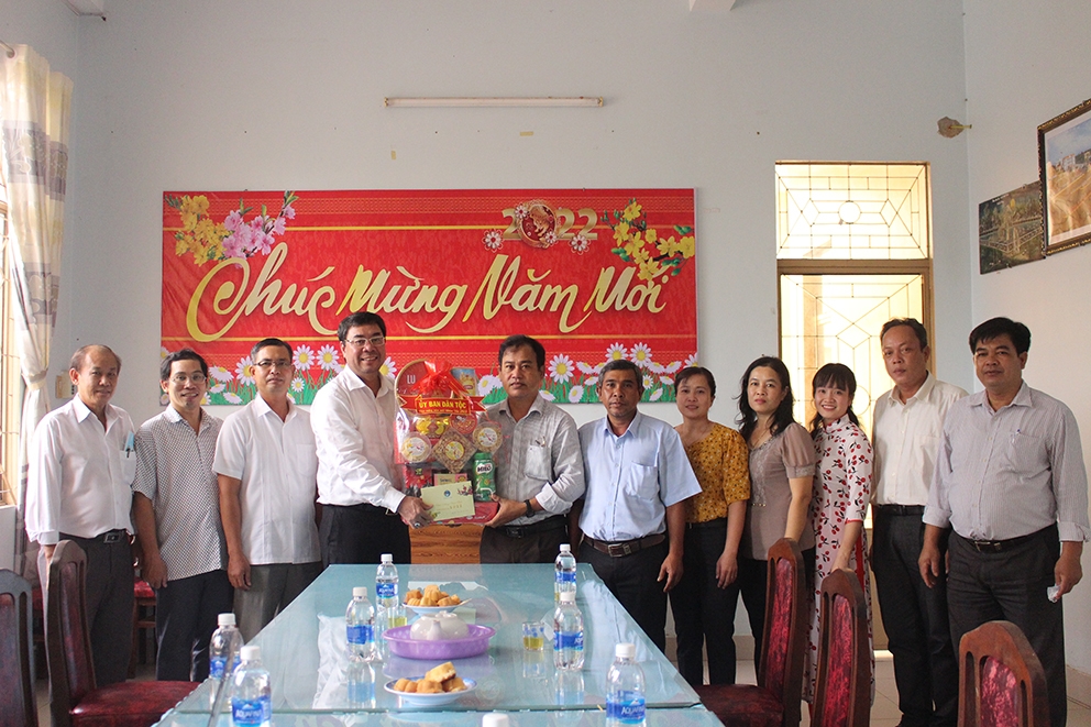 Đoàn công tác thăm, tặng quà tại Ban Dân tộc tỉnh Kiên Giang