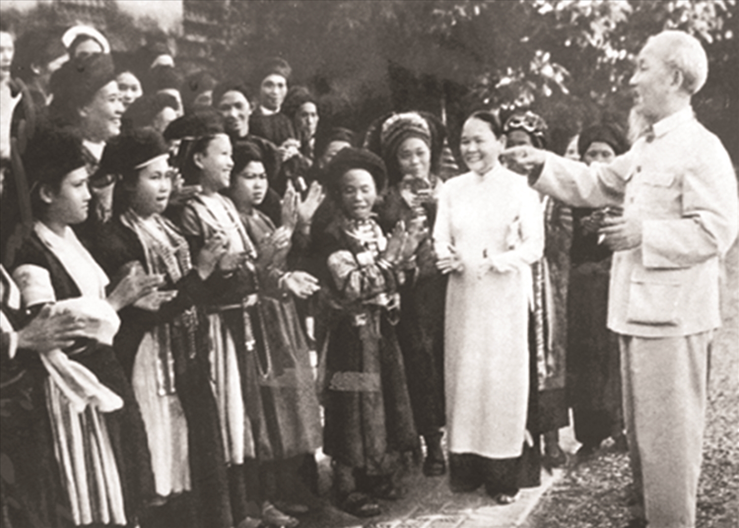 Chủ tịch Hồ Chí Minh cùng Nhân dân các dân tộc Hà Giang.