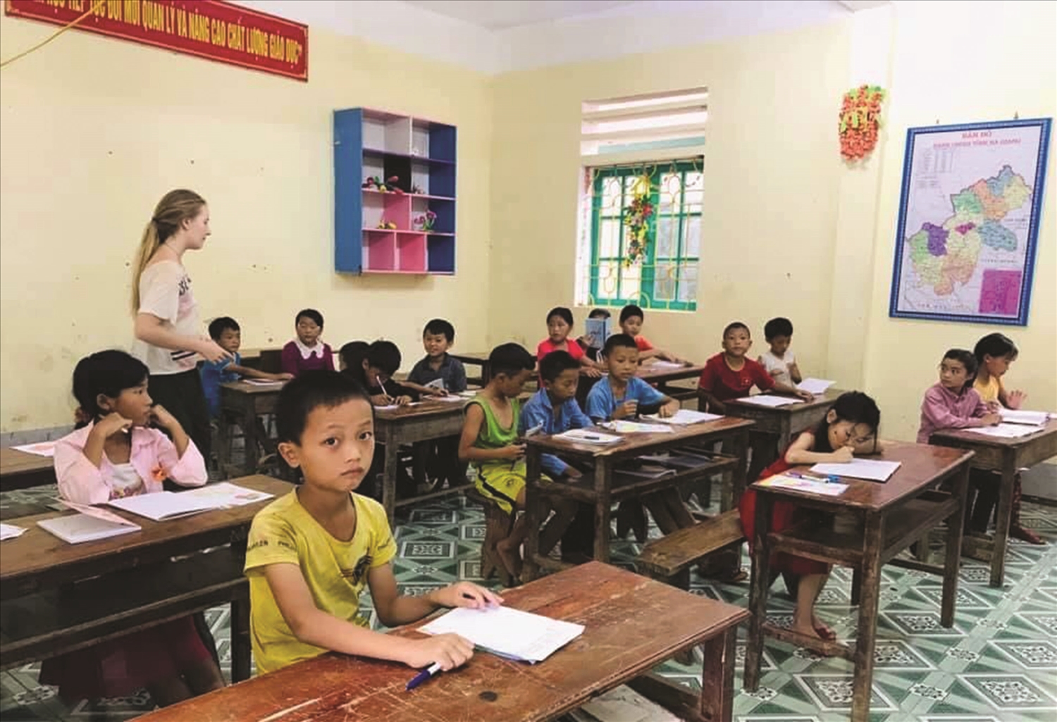  Sùng Mỹ Yên kết nối với các tình nguyện viên người nước ngoài dạy tiếng Anh cho trẻ em Mông tại Mèo Vạc.