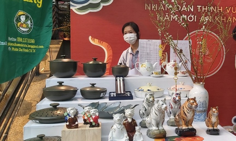 Đa dạng các mặt hàng được bày bán tại Phiên chợ Tết Xanh-Quà Việt Xuân Nhâm Dần 2022