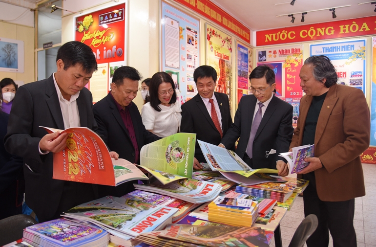 Đại biểu tham quan và đọc báo Xuân tỉnh Lâm Đồng