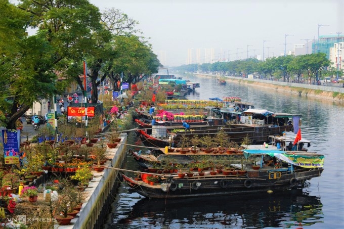Toàn cảnh Chợ hoa Xuân "Trên bến dưới thuyền"