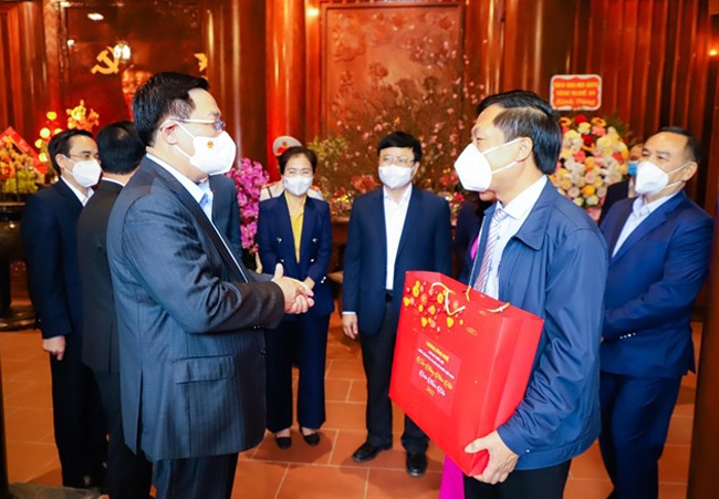 Chủ tịch Quốc hội Vương Đình Huệ tặng quà và chúc Tết cán bộ Khu di tích Quốc gia đặc biệt Kim Liên. (Ảnh: TTXVN phát)