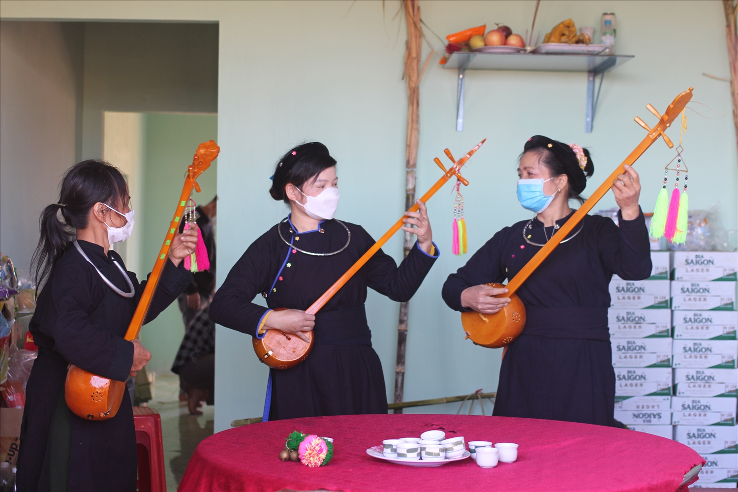 Tuy xa quê nhưng bà con người dân tộc Tày, Nùng vẫn giữ được văn hóa của quê hương là chơi đàn tính và hát then trong mỗi dịp Tết đến Xuân về