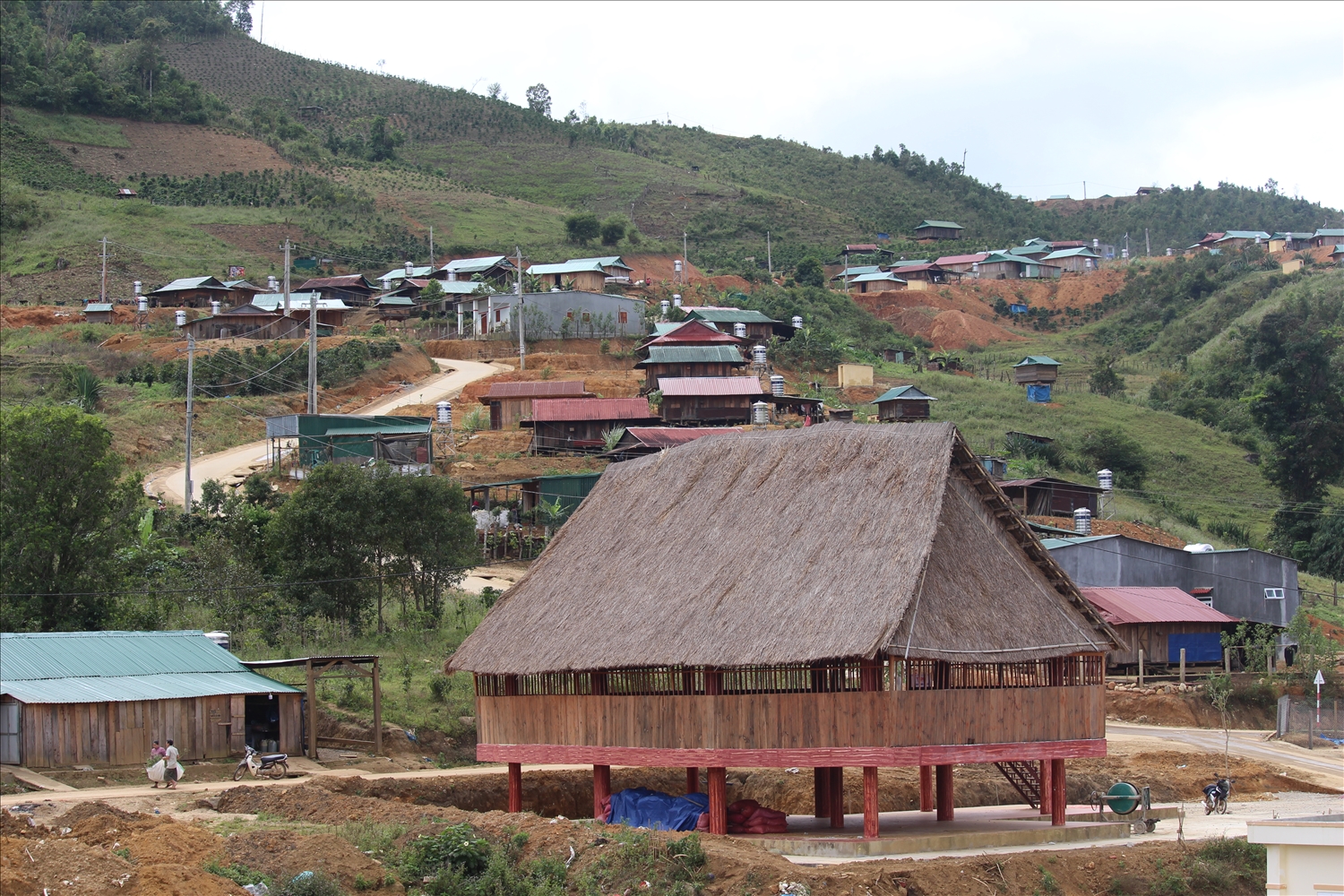 Một góc làng tái định cư thôn Tu Thó, xã Tê Xăng (huyện Tu Mơ Rông, tỉnh Kon Tum)