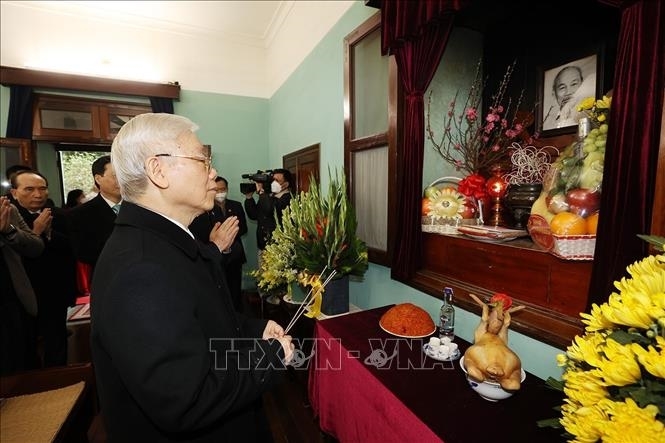 Tổng Bí thư Nguyễn Phú Trọng dâng hương tưởng niệm Chủ tịch Hồ Chí Minh tại Nhà 67. (Ảnh: Trí Dũng/TTXVN) 