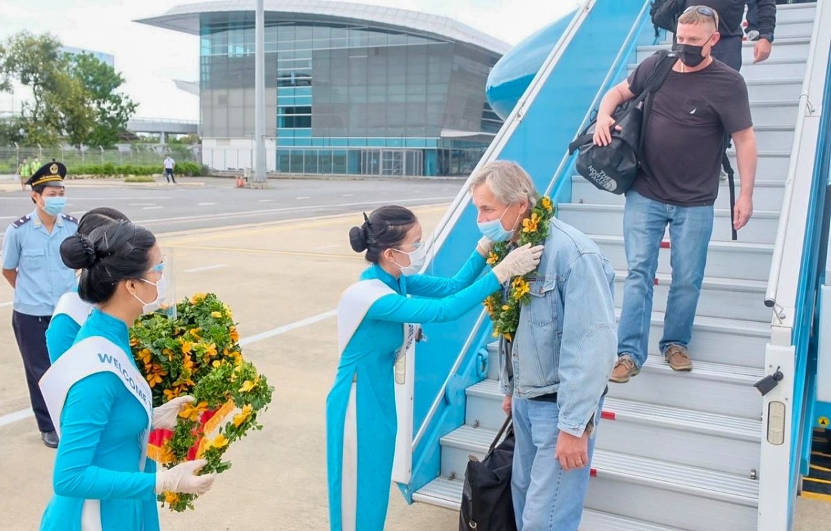 Những du khách quốc tế đầu tiên trở lại Việt Nam hồi tháng 11/2021. (Nguồn: Vietnam Airlines)