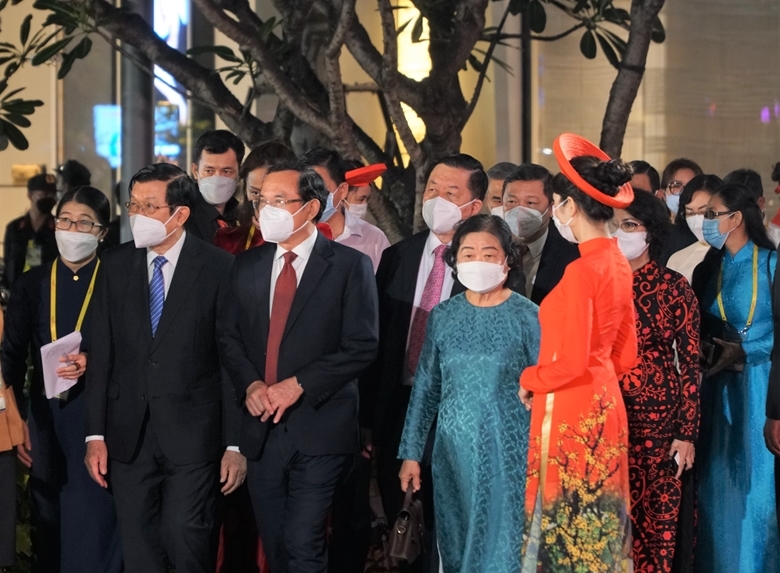  Ngay sau Lễ khai mạc, các đồng chí lãnh đạo đã tham quan Đường hoa Nguyễn Huệ.