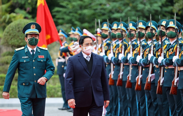 Thủ tướng Chính phủ Phạm Minh Chính duyệt đội danh dự Quân chủng Phòng không - Không quân. (Ảnh: VGP/Nhật Bắc)
