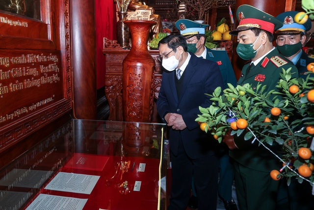 Thủ tướng Phạm Minh Chính xem ảnh và kỷ vật về Chủ tịch Hồ Chí Minh với lực lượng Phòng không- Không quân. (Ảnh: VGP/Nhật Bắc)
