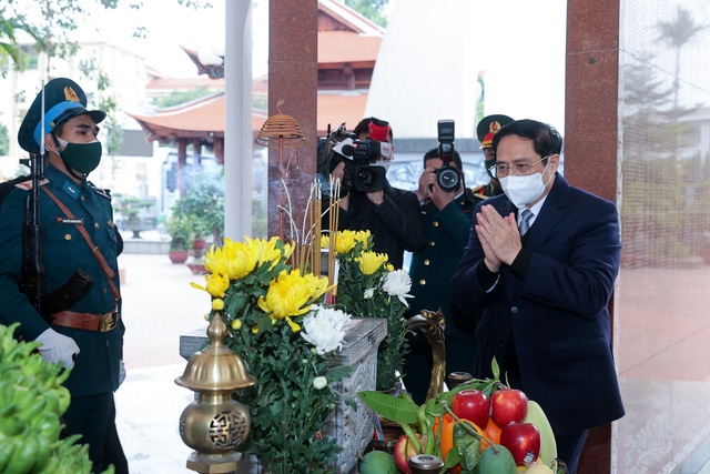 Thủ tướng Phạm Minh Chính dâng hương tại nhà bia tưởng niệm các Anh hùng liệt sĩ Quân chủng Phòng Không - Không quân. (Ảnh: VGP/Nhật Bắc)