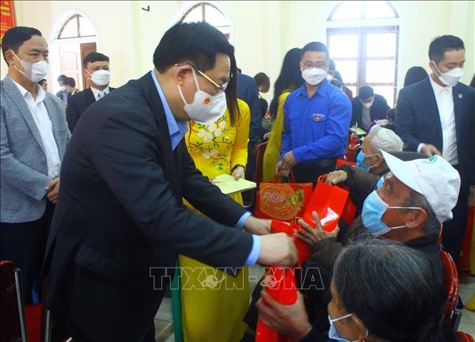 Chủ tịch Quốc hội Vương Đình Huệ tặng quà Tết cho gia đình chính sách, hộ nghèo tại huyện Nghi Lộc, Nghệ An. (Nguồn: TTXVN)