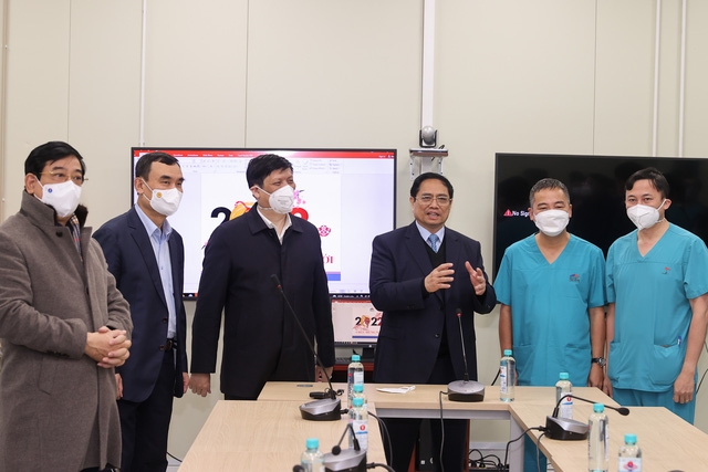 Thủ tướng Phạm Minh Chính tới thăm, chúc Tết đội ngũ bác sĩ, y tá, nhân viên y tế đang làm nhiệm vụ tại Bệnh viện điều trị bệnh nhân COVID-19 của Bệnh viện Đại học Y Hà Nội, đặt tại quận Hoàng Mai - Ảnh: VGP/Nhật Bắc