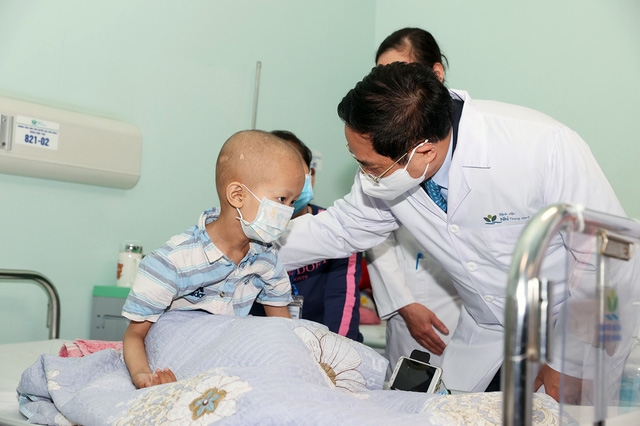 Thủ tướng Phạm Minh Chính ân cần thăm hỏi các bệnh nhi và người nhà, mừng tuổi các cháu nhân dịp Tết đến, xuân về - Ảnh: VGP/Nhật Bắc