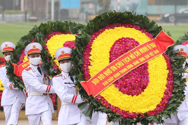 Vòng hoa của Đoàn mang dòng chữ "Đời đời nhớ ơn Chủ tịch Hồ Chí Minh vĩ đại"