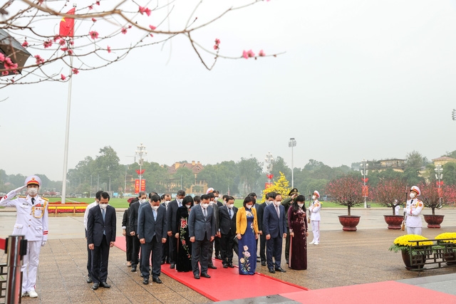 Đoàn đại biểu Thành ủy, HĐND, UBND và Ủy ban MTTQ TP. Hà Nội đến đặt vòng hoa, vào lăng viếng Chủ tịch Hồ Chí Minh