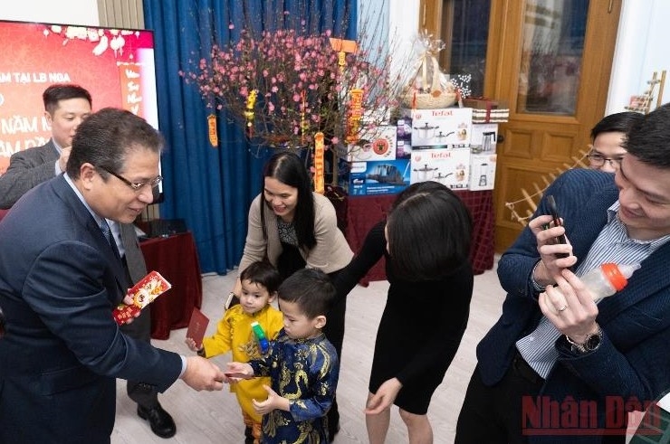 Đại sứ Đặng Minh Khôi mừng tuổi cho trẻ em. (Ảnh: THANH THỂ)