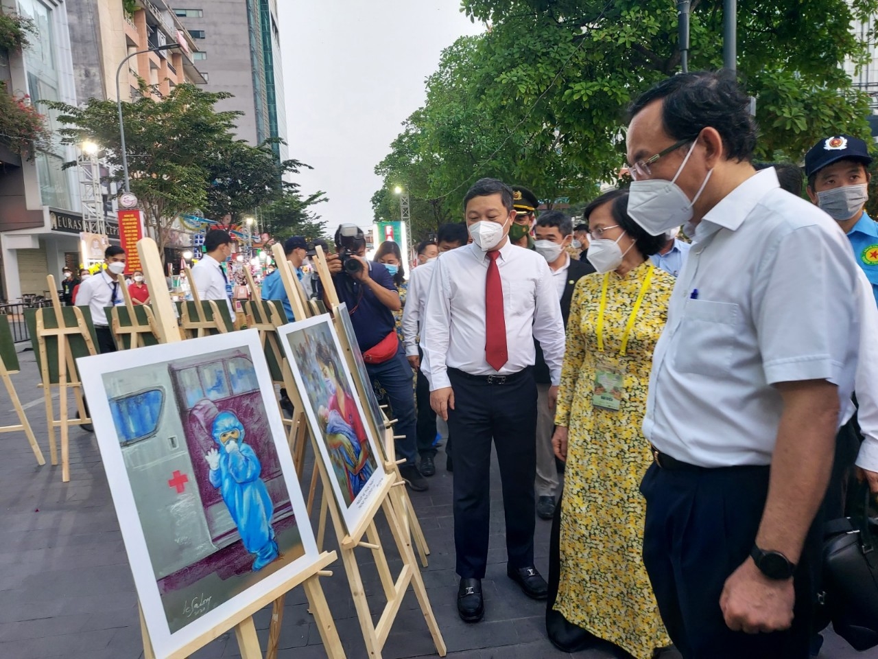 Bí thư Thành ủy TP Hồ Chí Minh tham quan khu vực triển lãm các bức tranh về công tác chống dịch của TP Hồ Chí Minh. 