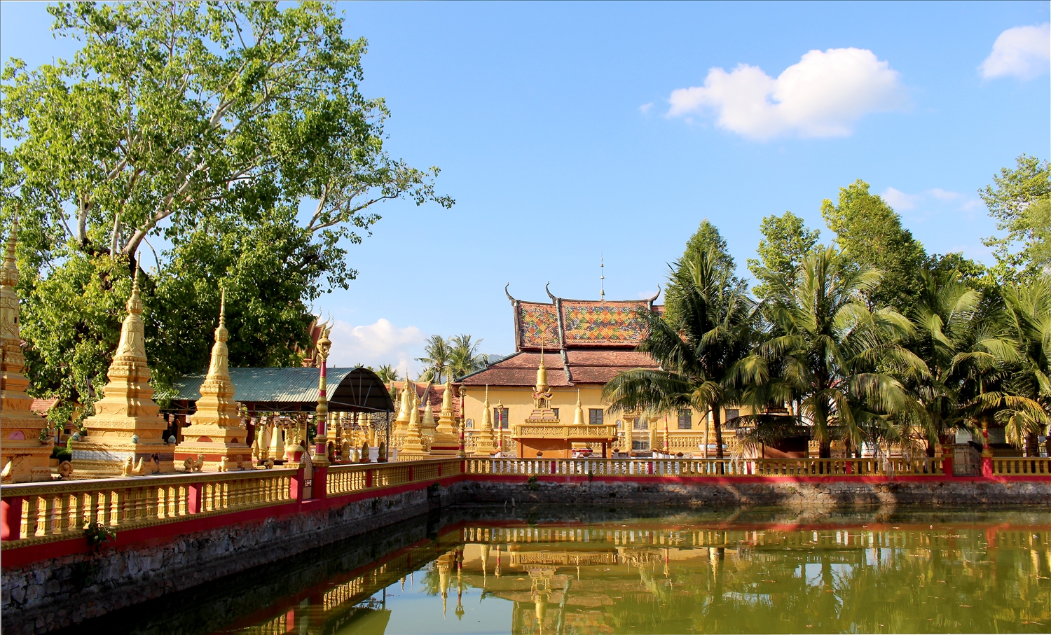 Quần thể kiến trúc chùa Xà Tón hòa trong không gian xanh với nhiều loại cây như dừa, thốt nốt, sao, dầu, tràm…
