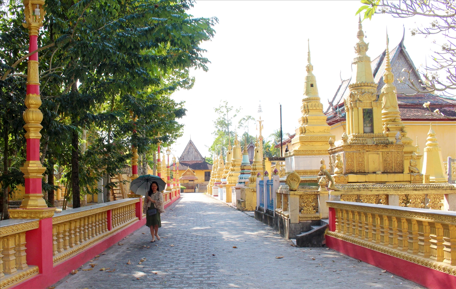 Người dân địa phương đến chùa lễ Phật 