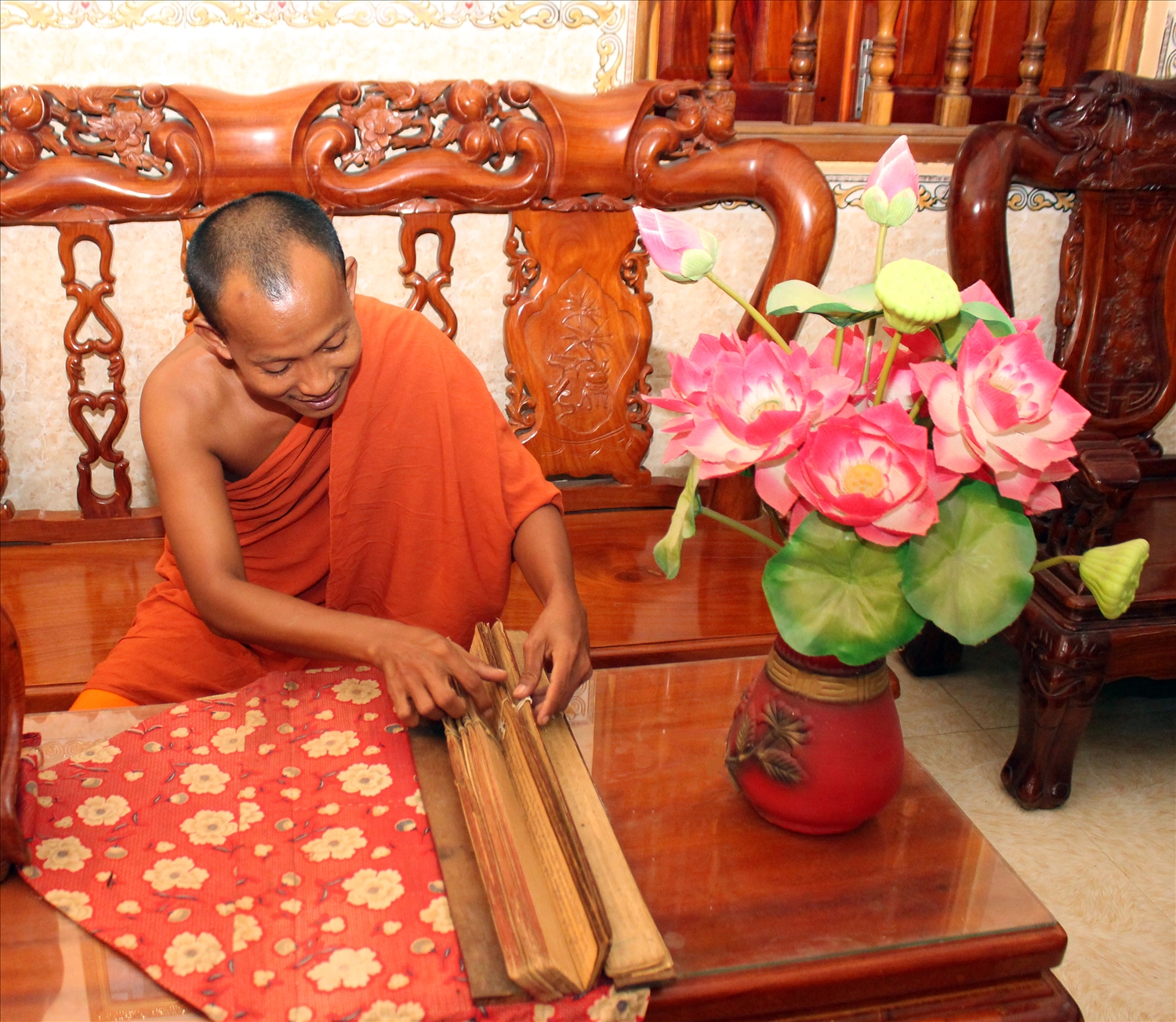 Sư Chau Sóc Khon, Trụ trì chùa Xvayton đang niêm cất cẩn thận những pho kinh Phật chép trên lá Buông.                                            Ảnh: Quốc Phong