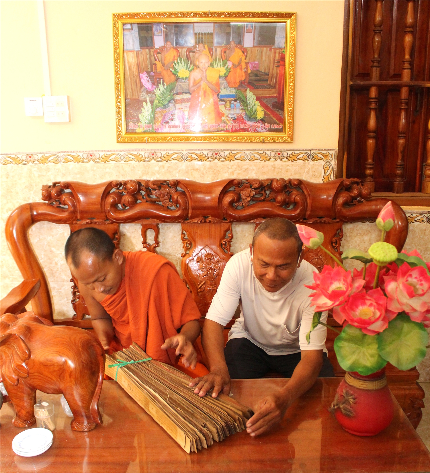 Sư Chau Sóc Khon (trái) Trụ trì chùa Xvayton và cư sĩ Chau Chum (phải). Ảnh: Quốc Phong