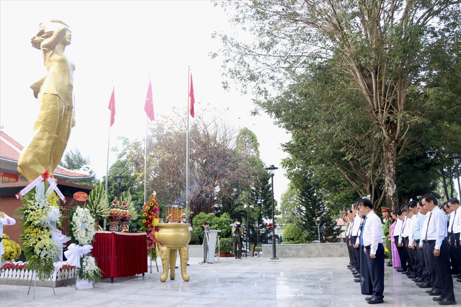 Đoàn lãnh đạo Tỉnh ủy, HĐND, UBND, UBMTTQ Việt Nam tỉnh BR-VT dâng hoa và tưởng niệm trước tượng đài chị Võ Thị Sáu