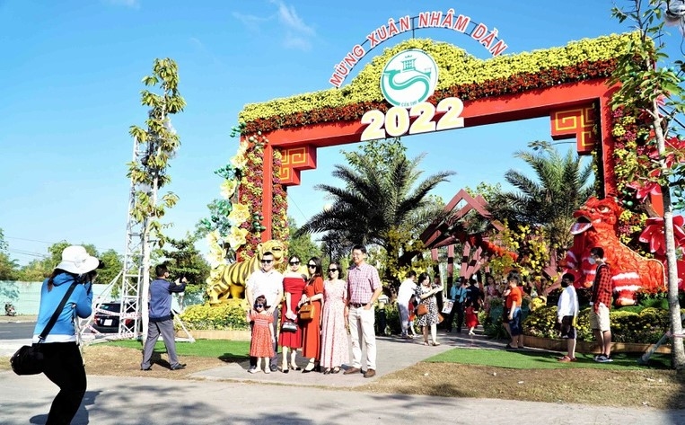 Tại Cần Thơ, người dân đi du Xuân chụp hình check-in tại vườn hoa Xuân (Ảnh: Bảo Kỳ).