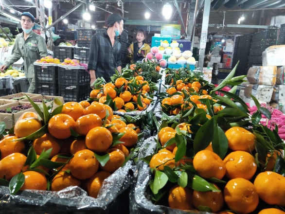 Các chợ đầu mối tại TP.HCM đã hoạt động trở lại nhằm đảm bảo đủ nguồn cung thực phẩm cho người tiêu dùng - Ảnh: N.TRÍ