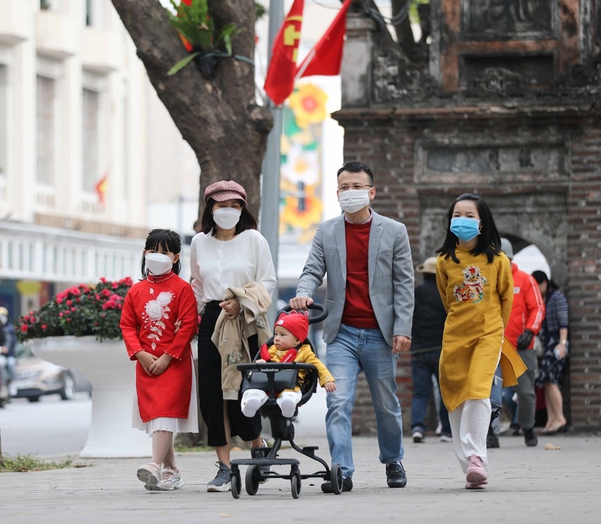 Một gia đình ở Hà Nội đi du Xuân trong nội thành (Ảnh: Thanh Tùng/TTXVN)