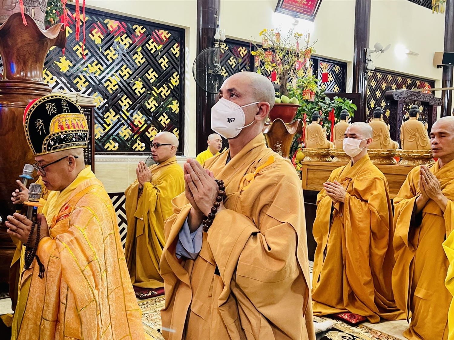 Tại chùa Viên Giác, quận Tân Bình, các sư thầy cũng làm lễ cúng đầu năm từ sớm để cầu một năm mới bình an. 
