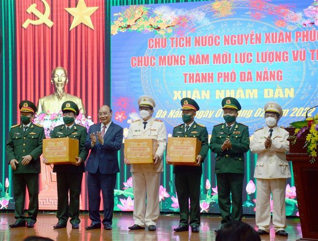 Chủ tịch nước Nguyễn Xuân Phúc tặng quà Tết động viên các lực lượng vũ trang TP. Đà Nẵng - Ảnh: TTXVN