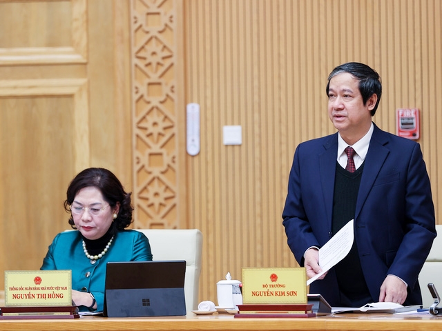 Bộ trưởng Bộ GD&ĐT Nguyễn Kim Sơn báo cáo về công tác chuẩn bị cho học sinh trở lại trường. (Ảnh: VGP/Nhật Bắc)