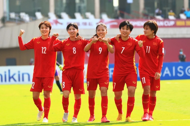 Tiền đạo Đội trưởng Huỳnh Như (9) ghi bàn mở tỷ số cho Đội truyển nữ Việt Nam tại trận đấu với Thái Lan