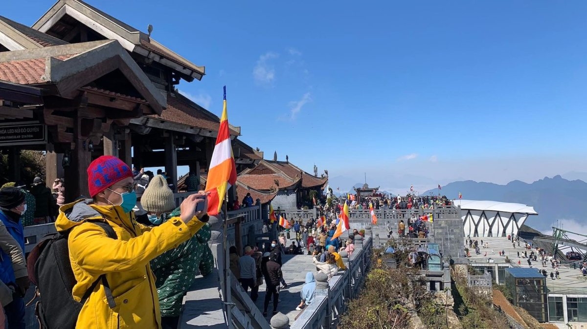 Du khách tập trung ngắm cảnh, hành hương ở chùa Kim Sơn Bảo Thắng trên đỉnh Fansipan.