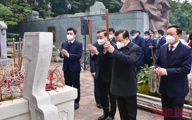 Các đồng chí lãnh đạo TP Hà Nội dâng hương tưởng nhớ vua Quang Trung - Nguyễn Huệ. (Ảnh: Duy Linh)
