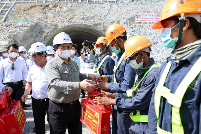 Thủ tướng chúc tết kỹ sư, công nhân, người lao động trên công trường dự án cao tốc Cam Lâm - Vĩnh Hảo. Ảnh VGP/Nhật Bắc