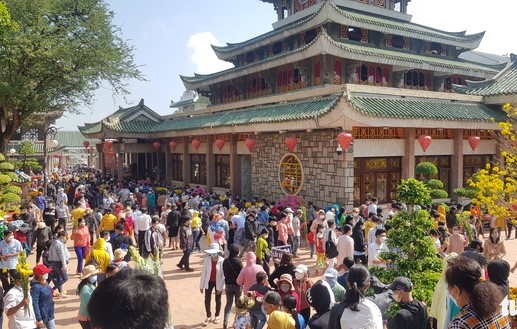 Hàng ngàn du khách đổ về miếu Bà chúa xứ Núi Sam để cúng Bà đầu năm, cầu bình an - Ảnh: BTT