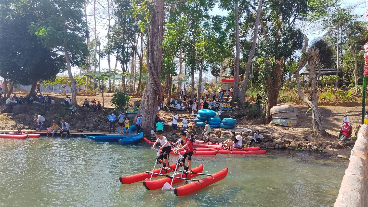Du khách đến các điểm du lịch tại Đắk Lắk