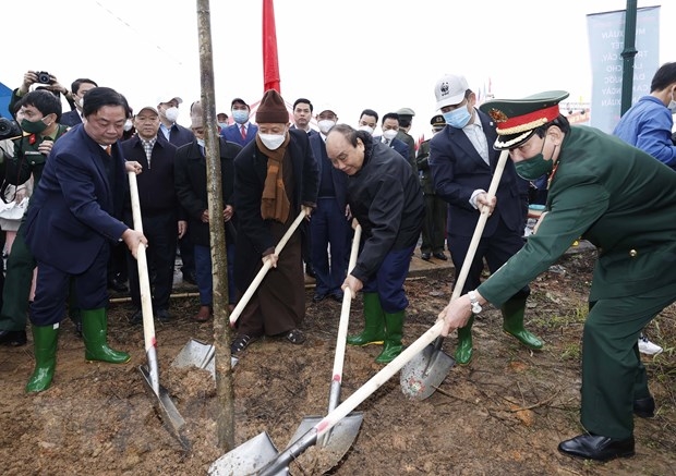 Chủ tịch nước và các đại biểu trồng những cây xanh đầu tiên tại Tết trồng cây Xuân Nhâm Dần ở Đền Hùng. Ảnh: TTXVN