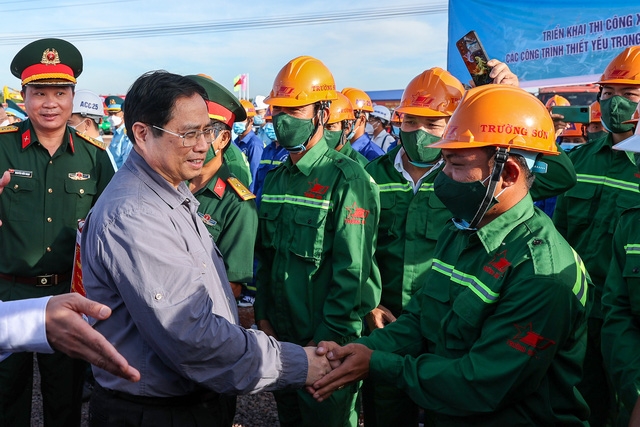 Thủ tướng Phạm Minh Chính và Đoàn công tác động viên công nhân thi công dự án sân bay Long Thành. Ảnh: VGP/Nhật Bắc