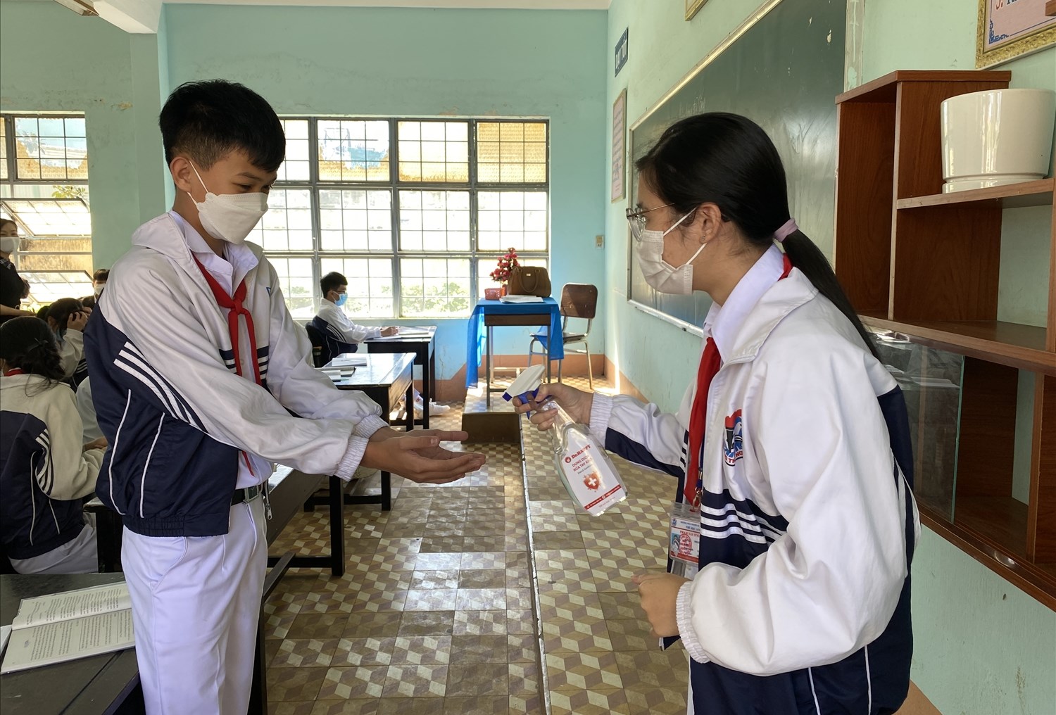 Em Phạm Nay H’Mai (học sinh lớp 9.1, Trường THCS Nguyễn Du, TP. Pleiku, Gia Lai) cùng các bạn rửa tay nước sát khuẩn trước khi vào lớp học