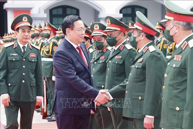 Chủ tịch Quốc hội Vương Đình Huệ với lãnh đạo, sĩ quan chỉ huy Tổng cục II. Ảnh: Doãn Tấn/TTXVN