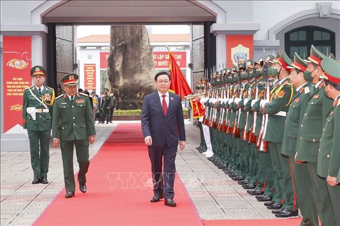 Chủ tịch Quốc hội Vương Đình Huệ duyệt đội danh dự Quân đội nhân dân Việt Nam. Ảnh: Doãn Tấn/TTXVN
